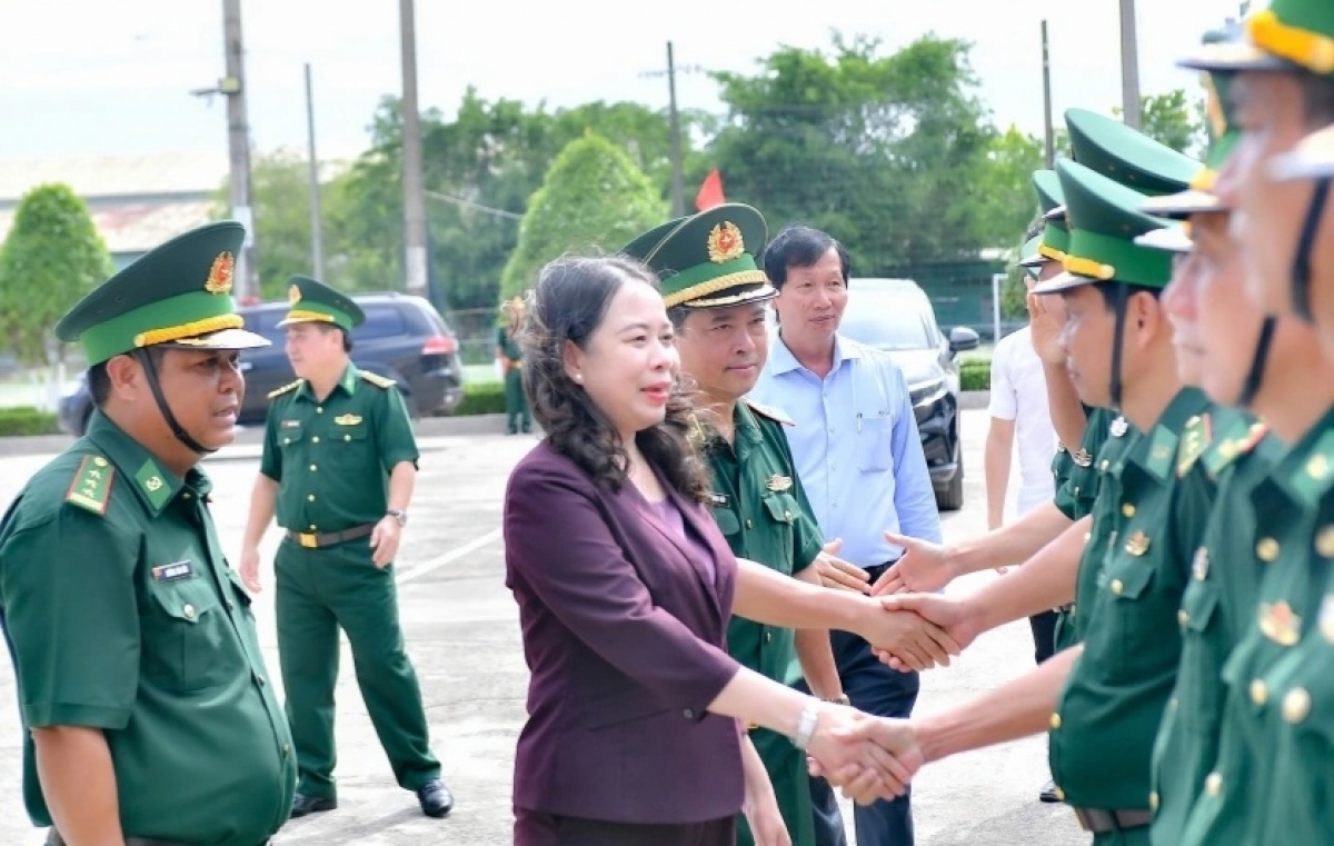 Phó chủ tịch nước Võ Thị Ánh Xuân thăm cán bộ, chiến sỹ Ban Chỉ huy biên phòng Cửa khẩu cảng Dương Đông. Ảnh: VOV