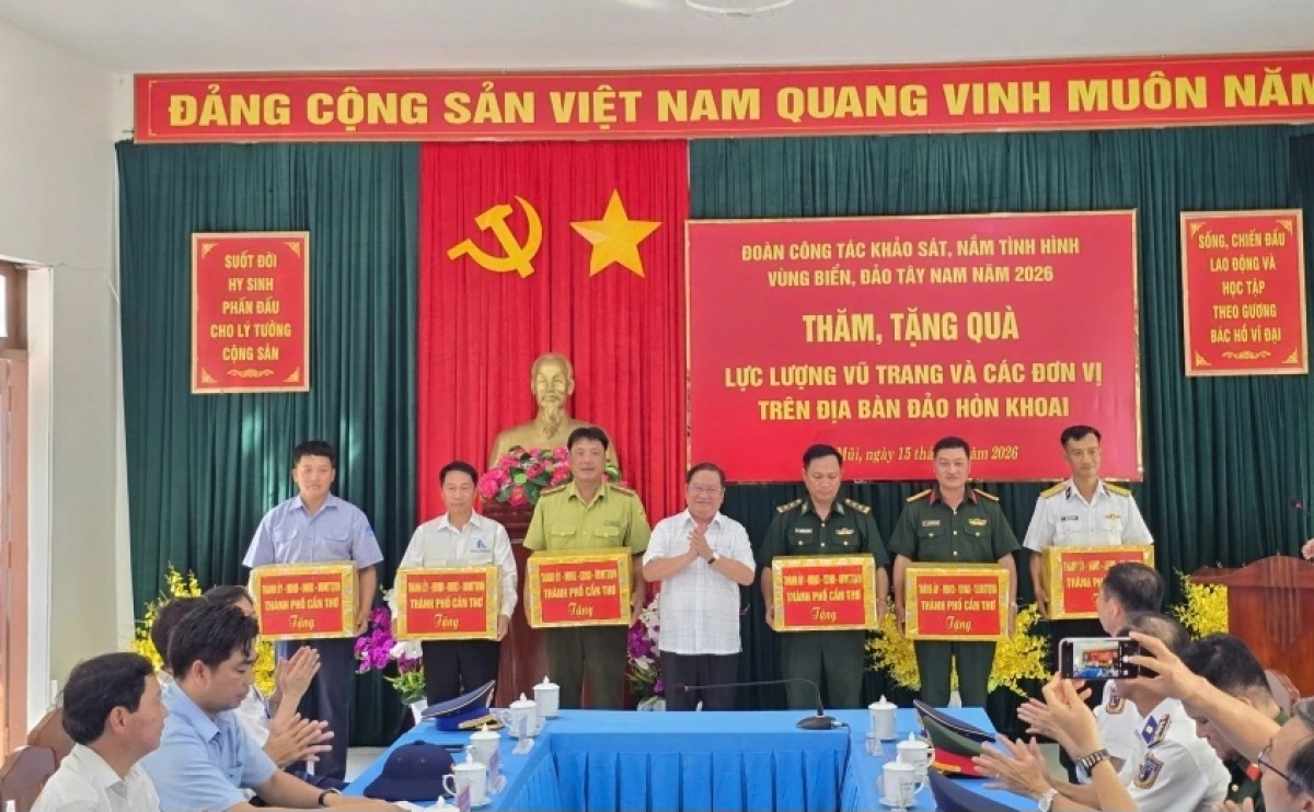 Đoàn công tác tặng quà Tàu KN-371. Ảnh: VOV