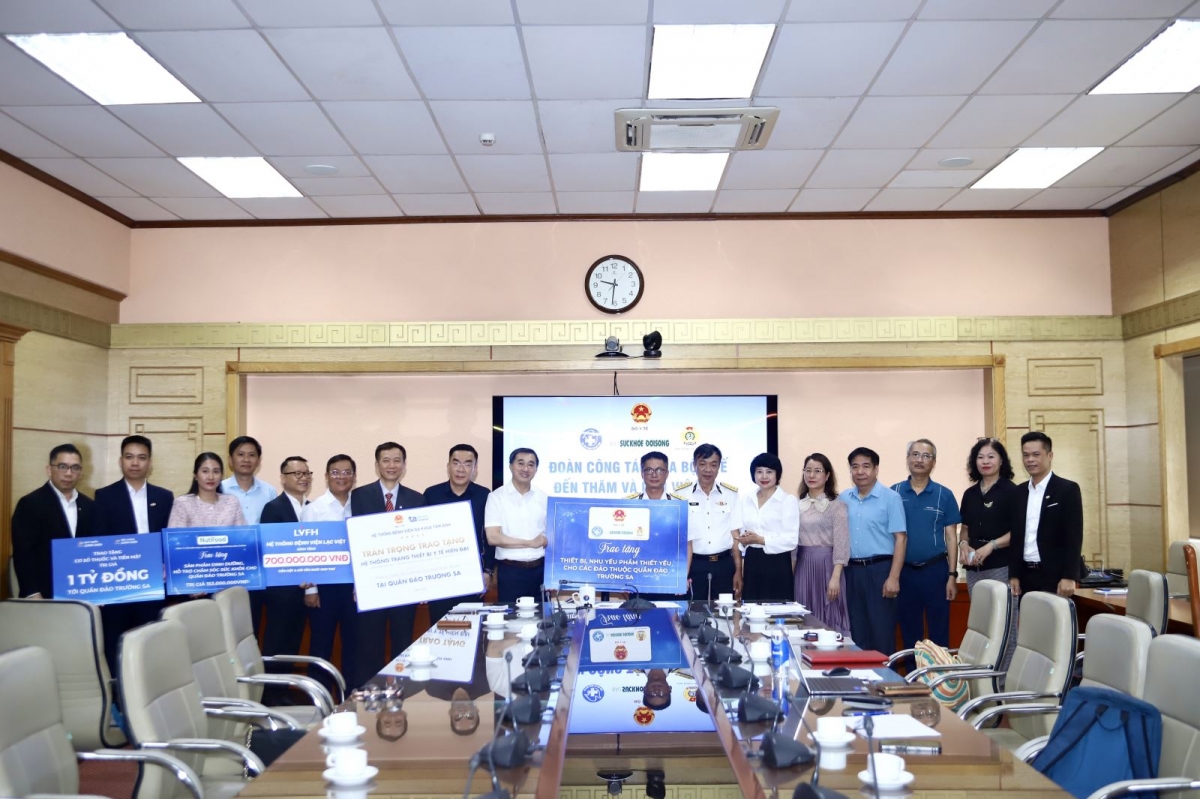 卫生部工作代表团向长沙特区各座岛礁赠送医疗设备。