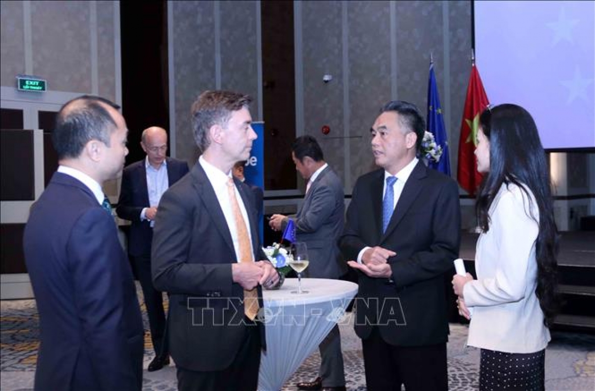 Nguyen Loc Ha, Vice Chairman of the People's Committee of Ho Chi Minh City (second from right) exchanges views with Ambassador Julien Guerrier, Head of the EU Delegation to Vietnam (second from left). Photo: Xuan Khu/VNA
