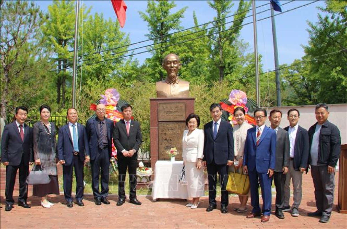 El embajador Vu Ho posa para una fotografía conmemorativa junto a académicos, artistas, socios y amigos surcoreanos amantes de Vietnam ante el busto del Presidente Ho Chi Minh, ubicado en el recinto de la Embajada de Vietnam en Corea del Sur. Foto: VNA