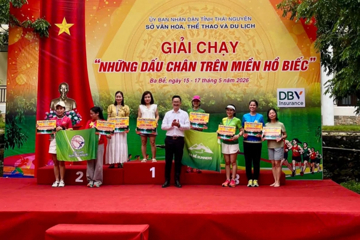 Die Gewinner des Laufwettbewerbs „Fußabdrücke am Ba Be-See“. (Foto: Thanh Huyen)