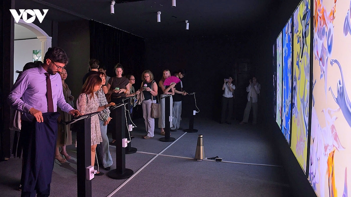 Delegates and visitors at the exhibition (Photo: Thu Vu/VOV)