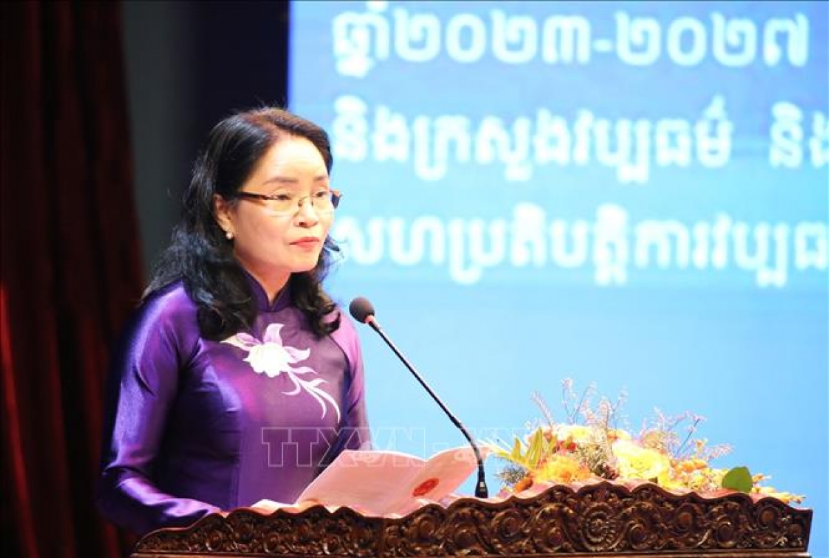 លោកស្រី Trinh Thi Thuy អនុរដ្ឋមន្ត្រីក្រសួងវប្បធម៌ កីឡា និងទេសចរណ៍វៀតណាម ថ្លែងនៅពិធីបើកសប្ដាហ៍វប្បធម៌វៀតណាមនៅកម្ពុជា។ (រូបថត៖ VNA)