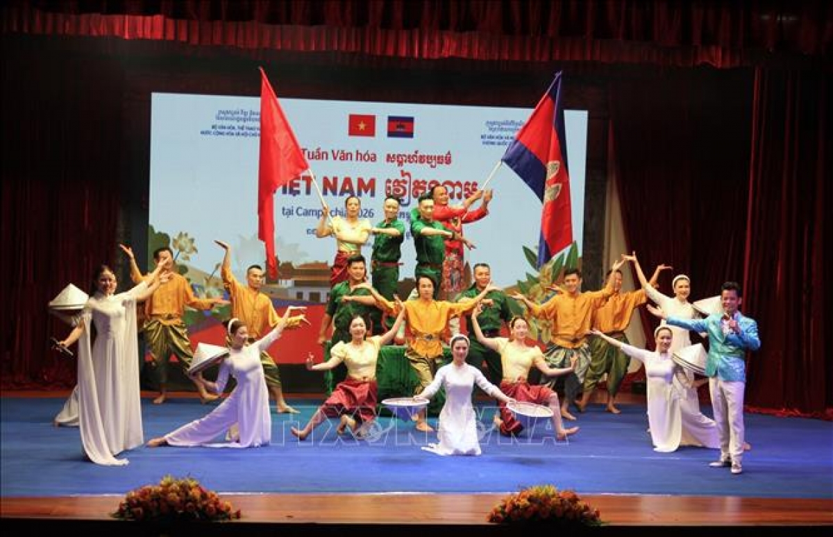 ការសម្តែង​ "វៀតណាម - កម្ពុជា សាមគ្គី" នៅក្នុងកម្មវិធី។ (រូបថត៖ VNA)