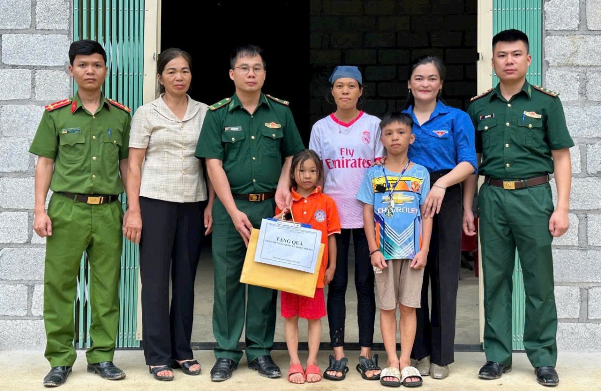 Nhiều hoạt động ý nghĩa, thiết thực hướng tới cộng đồng được tổ chức như “Tháng Thanh niên”, “Tháng Ba biên giới”; Chào cờ tại cột mốc chủ quyền quốc gia… Ảnh: Duy Thái/VOV-Đông Bắc