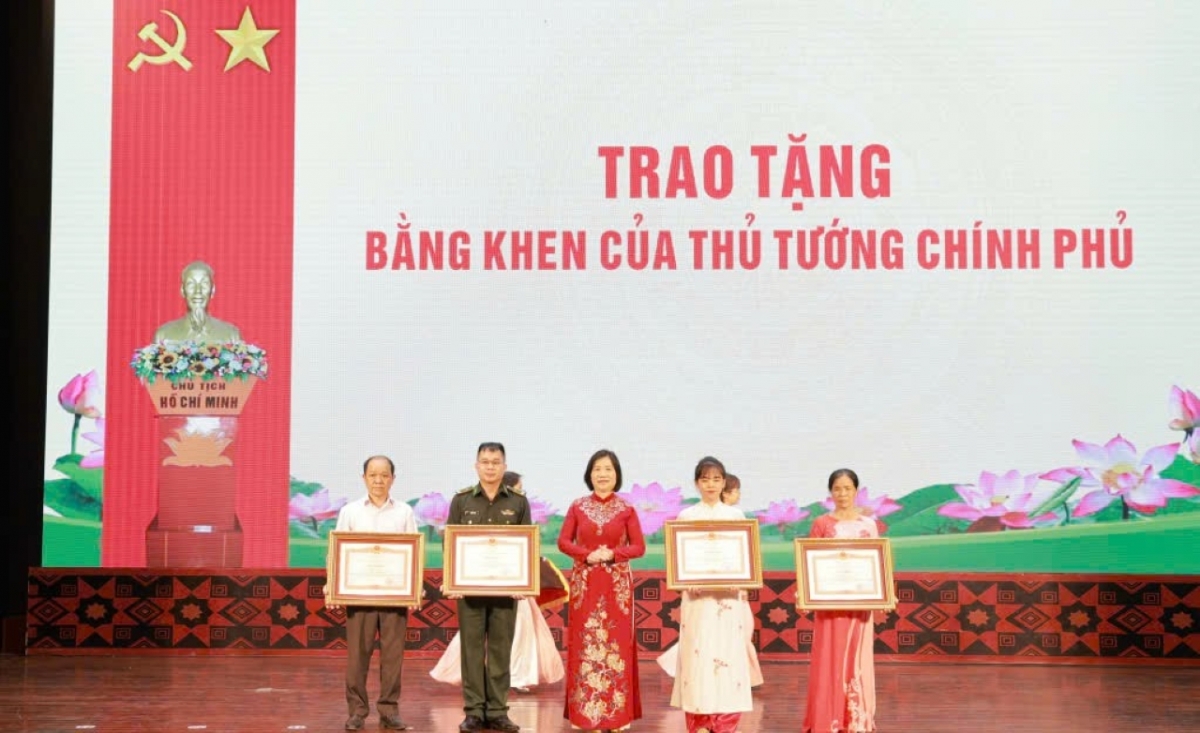 នៅឆ្នាំ ២០២៤ វរសេនីយ៍ត្រី ង្វៀន វូ ឡេ មានកិត្តិយសទទួលបានប័ណ្ណសរសើរពីនាយករដ្ឋមន្ត្រីចំពោះសមិទ្ធផលលេចធ្លោរបស់គាត់ក្នុងការសិក្សា និងធ្វើតាមសតិអារម្មណ៍ សីលធម៌ និងរចនាប័ទ្មរបស់ហូជីមិញ (រូបថត៖ យី ថៃ/VOV-ភាគឦសាន)