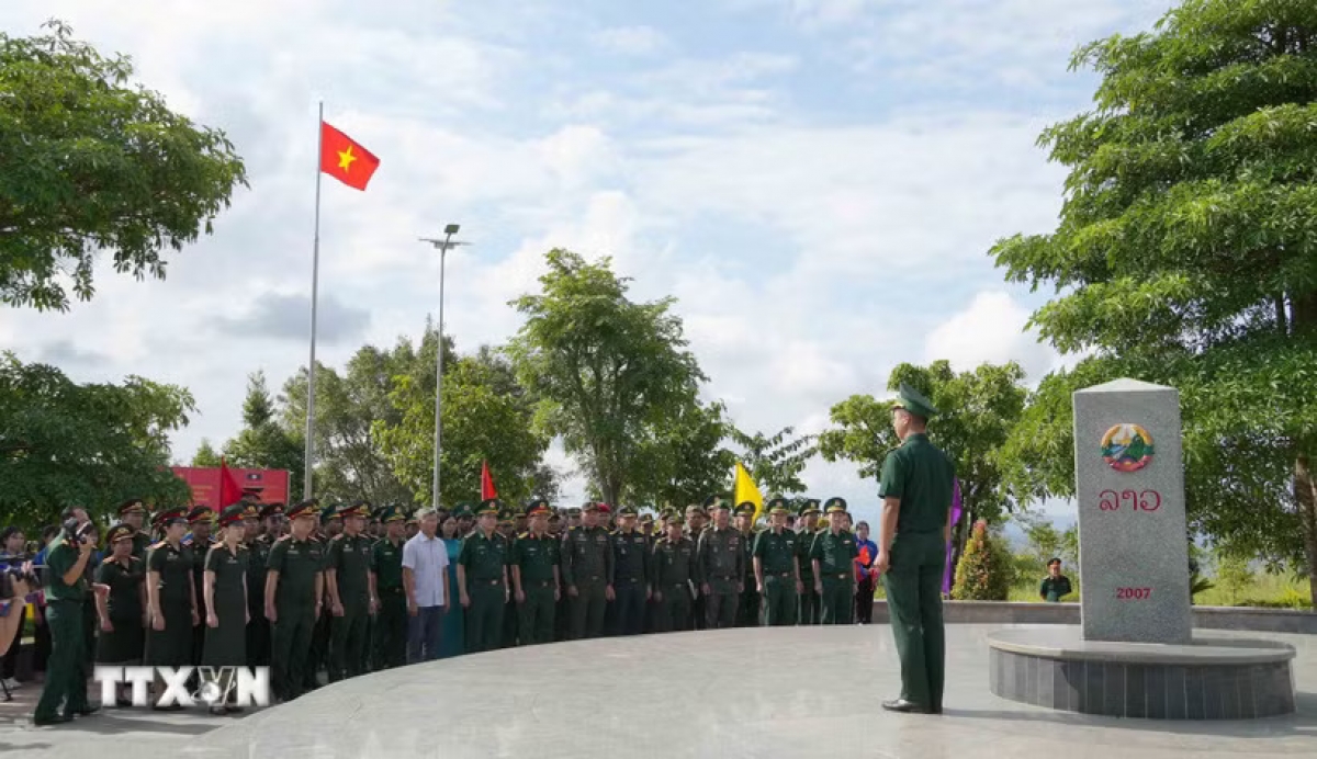 Đoàn sĩ quan trẻ ba nước thăm cột mốc ba biên Việt Nam-Lào-Campuchia. Ảnh: Dư Toán/TTXVN
