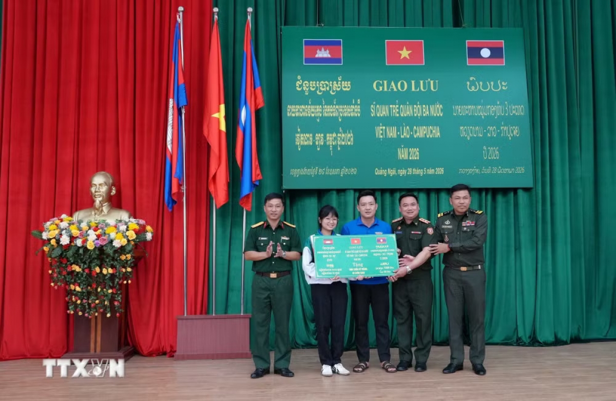 Đoàn sĩ quan trẻ ba nước tặng sách, vở cho học sinh tại xã Bờ Y, tỉnh Quảng Ngãi. Ảnh: Dư Toán/TTXVN
