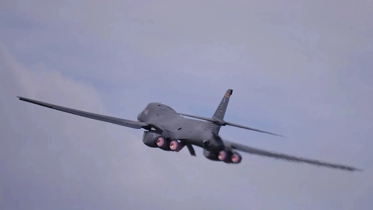 Un bombardier B-1 Lancer de l’armée américaine décolle de la base aérienne de Fairford, en Angleterre, le 26 mars 2026. Photo: AP