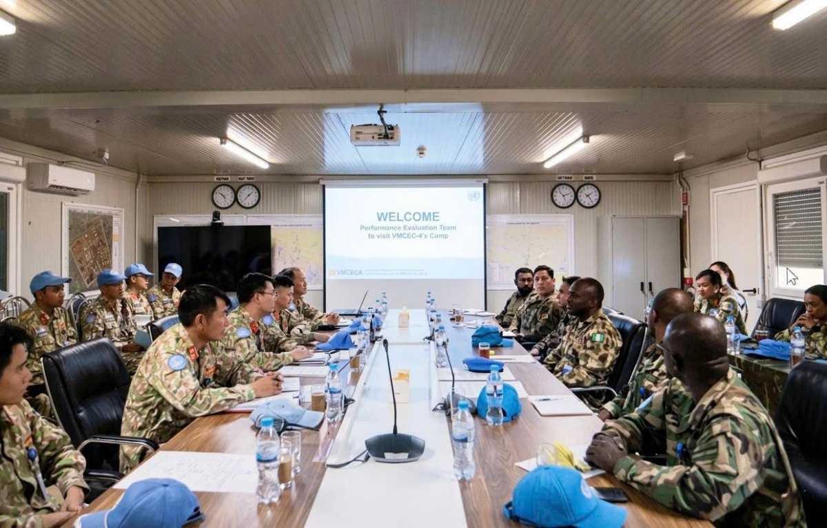 Делегация экспертов ЮНИСФА внимательно следит за оперативными возможностями подразделения. Фото: Департамент миротворческих операций Минобороны