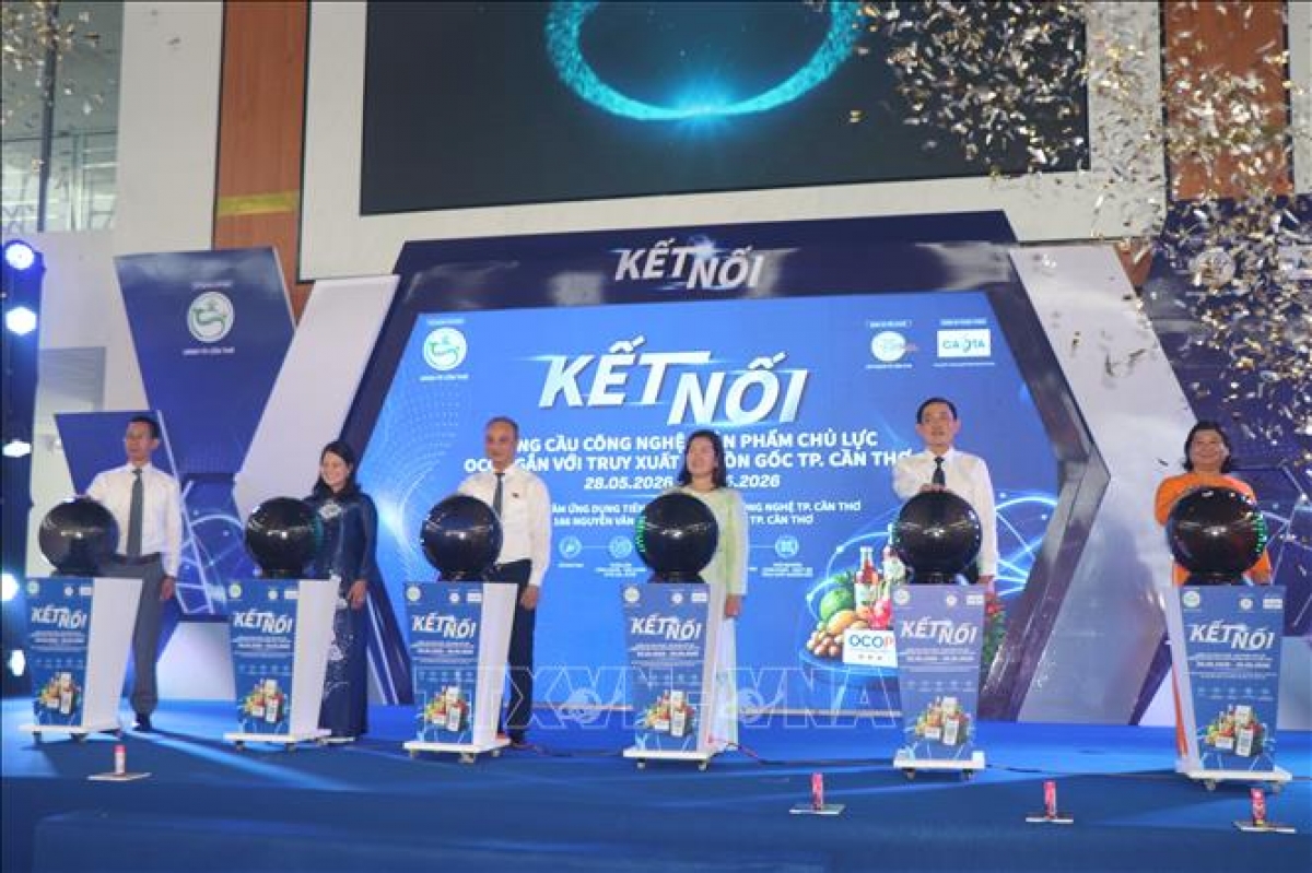 Các đại biểu thực hiện nghi thức ra mắt Sàn giao dịch công nghệ thành phố Cần Thơ. Ảnh: baotintuc.vn