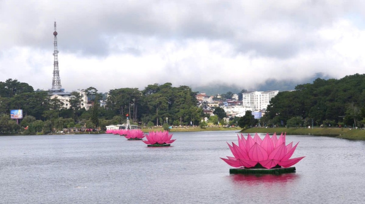 Seven lotus-shaped lanterns on Xuan Huong Lake in Da Lat are illuminated to pray for national peace and prosperity, world peace, and happiness for all beings. (Photo: Khoa Diem/VOV’s correspondent in the Central Highlands)