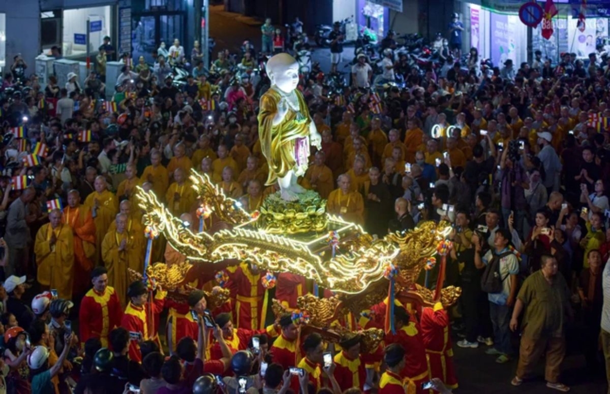 A procession carrying the infant Jade Buddha statue from An Quang Pagoda to the main ceremonial stage of the Ho Chi Minh City Buddhist Sangha at Viet Nam Quoc Tu Pagoda. (Photo: giacngo.vn)