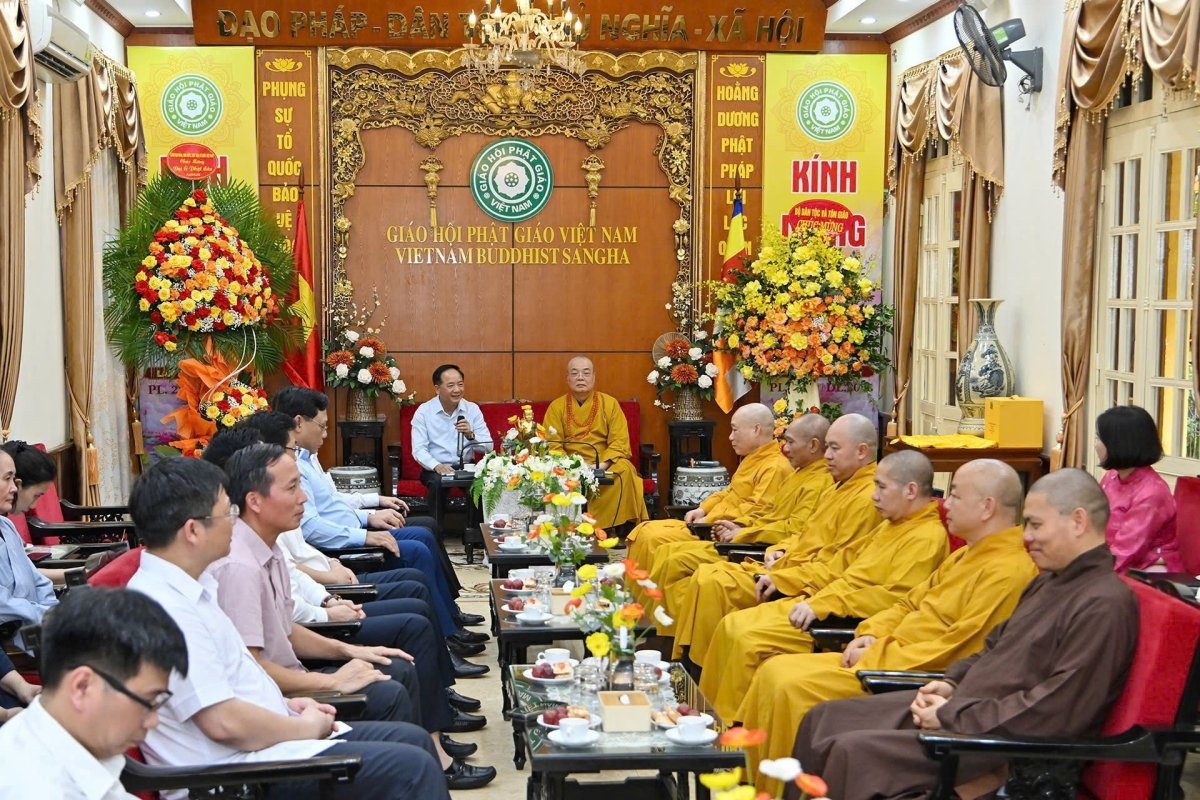 Trinh Van Quyet, Head of the Party Central Committee’s Commission for Communication, Education and Mass Mobilization, visits and extends Vesak greetings to the Vietnam Buddhist Sangha. (Photo: Thuy Hang/VOV1)