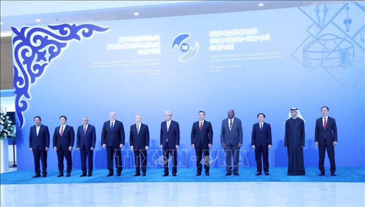 Les dirigeants des pays membres de l’Union économique eurasiatique et des pays invités posent pour une photo lors du 5e Forum économique eurasiatique. Photo: TTXVN