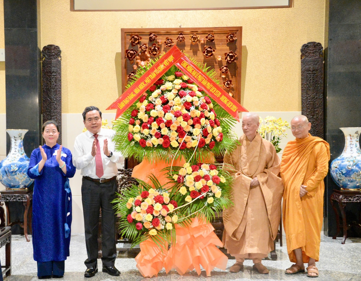 El presidente de la Asamblea Nacional, Tran Thanh Man, felicita a Ciudad Ho Chi Minh por el Vesak. Foto: VOV