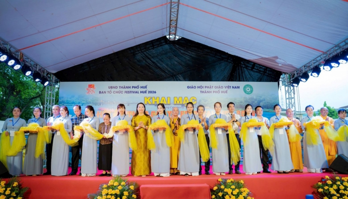 ប្រតិភូ​កាត់​ខ្សែបូរ​សម្ពោធ​កម្មវិធី (រូបថត៖ VOV)