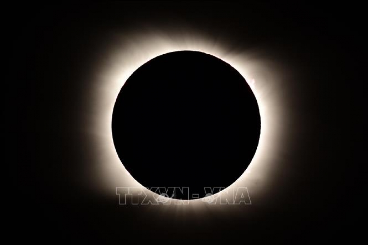 Un eclipse solar total visto desde Piedra del Áquila, provincia de Neuquén, Argentina. (Foto: AFP/VNA)