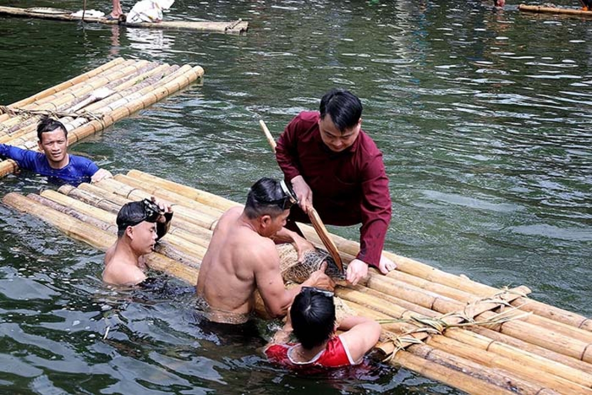 เทศกาลจับปลาในลำธารพื้นเมืองที่จังหวัดฟู้เถาะ
