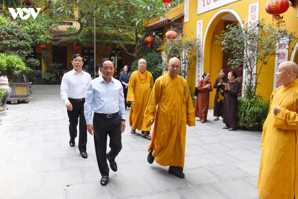 Đón tiếp Trưởng Ban Tuyên giáo và Dân vận Trung ương, về phía Giáo hội Phật giáo Việt Nam có: Trưởng lão Hòa thượng Thích Thanh Nhiễu, Ủy viên Thường trực Hội đồng Chứng minh, Phó Chủ tịch Thường trực Hội đồng Trị sự Giáo hội Phật giáo Việt Nam; Thượng tọa Thích Đức Thiện, Phó Chủ tịch, Tổng Thư ký Hội đồng Trị sự Giáo hội Phật giáo Việt Nam cùng nhiều vị cao tăng, chư tôn đức.
