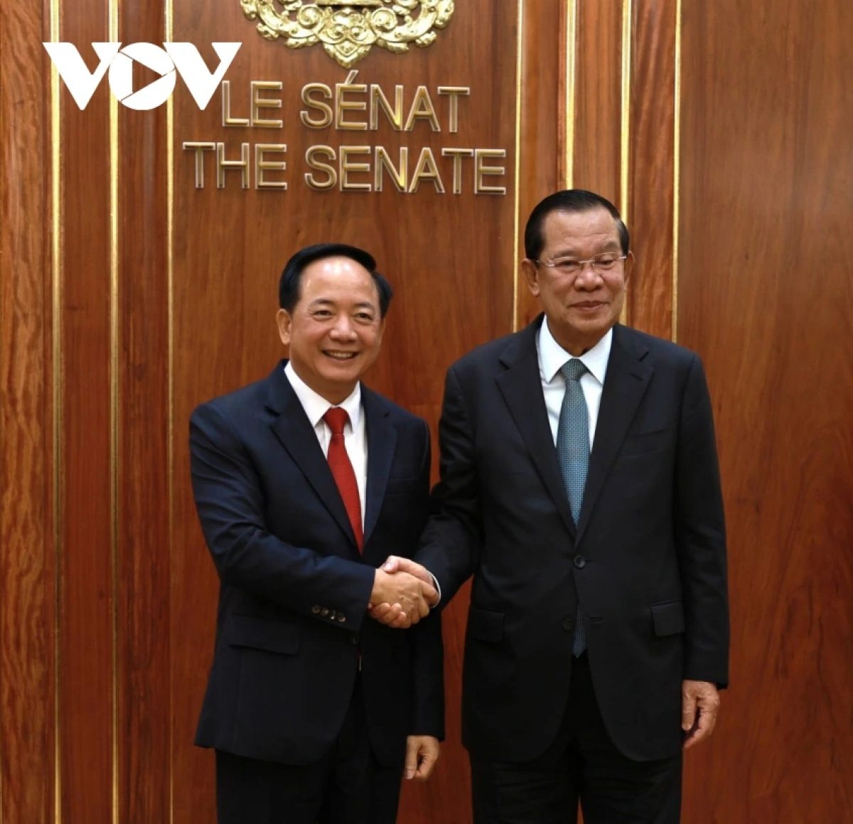 Trưởng Ban Tuyên giáo và Dân vận Trung ương Trịnh Văn Quyết và Quyền Quốc trưởng, Chủ tịch Thượng viện, Chủ tịch Đảng Nhân dân Campuchia Hun Sen. Ảnh: Văn Đỗ - Tâm Hiếu/VOV-Phnom Penh