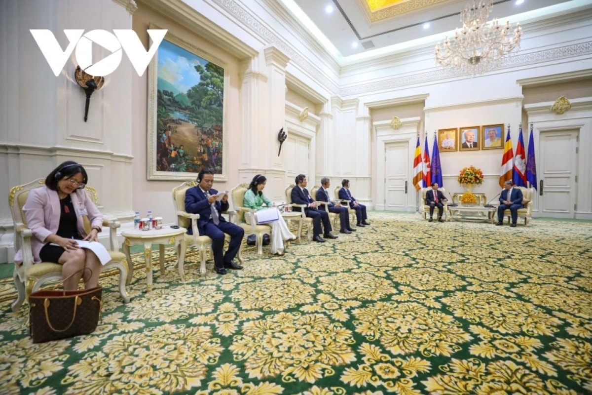 Trưởng Ban Tuyên giáo và Dân vận Trung ương Trịnh Văn Quyết chào xã giao Thủ tướng Campuchia Hun Manet. Ảnh: Văn Đỗ - Tâm Hiếu/VOV-Phnom Penh