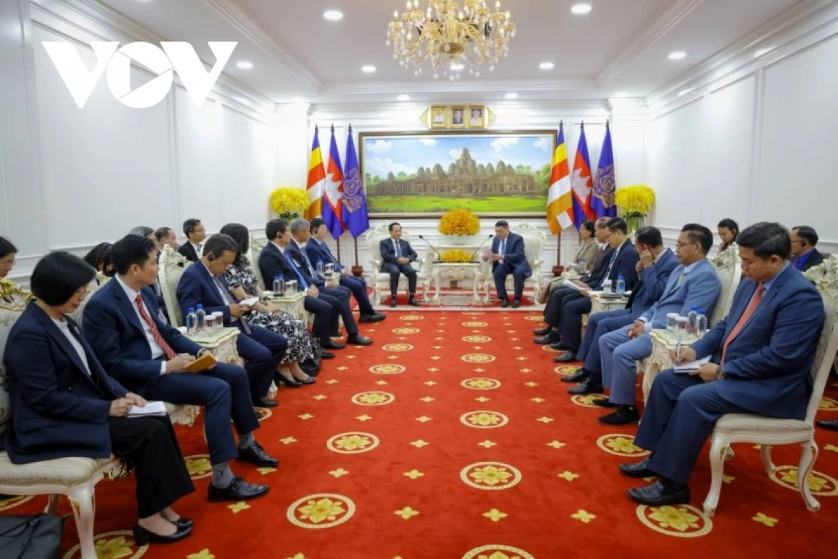 Trưởng Ban Tuyên giáo và Dân vận Trung ương Trịnh Văn Quyết và ông Cheam Yeap, Phó Chủ tịch thứ nhất Quốc hội Campuchia. Ảnh: Văn Đỗ - Tâm Hiếu/VOV-Phnom Penh