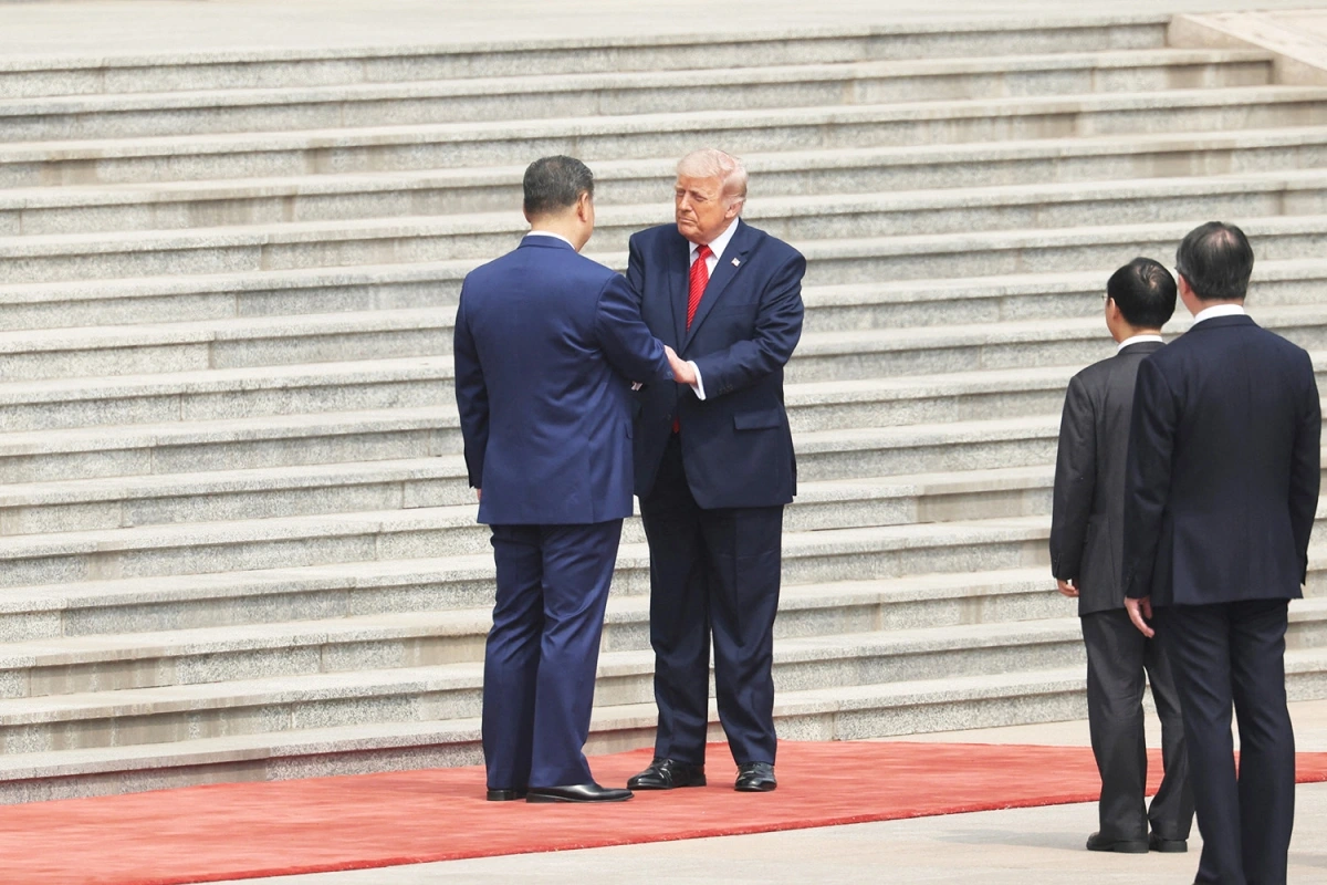Chủ tịch Trung Quốc Tập Cận Bình đã tiếp đón Tổng thống Mỹ Donald Trump bằng nghi thức long trọng khi hai nhà lãnh đạo gặp nhau tại Đại lễ đường nhân dân. Lãnh đạo của hai quốc gia quyền lực nhất thế giới đã có cái bắt tay kéo dài. Ảnh: REUTERS
