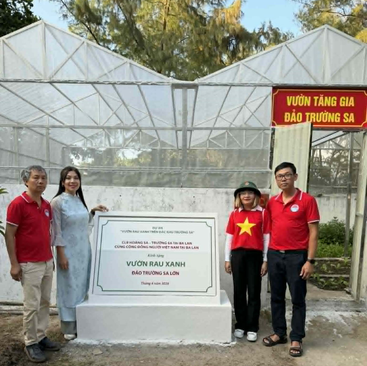 Đoàn kiều bào Ba Lan thăm Trường Sa năm 2026 chụp ảnh lưu niệm. Ảnh: NVCC