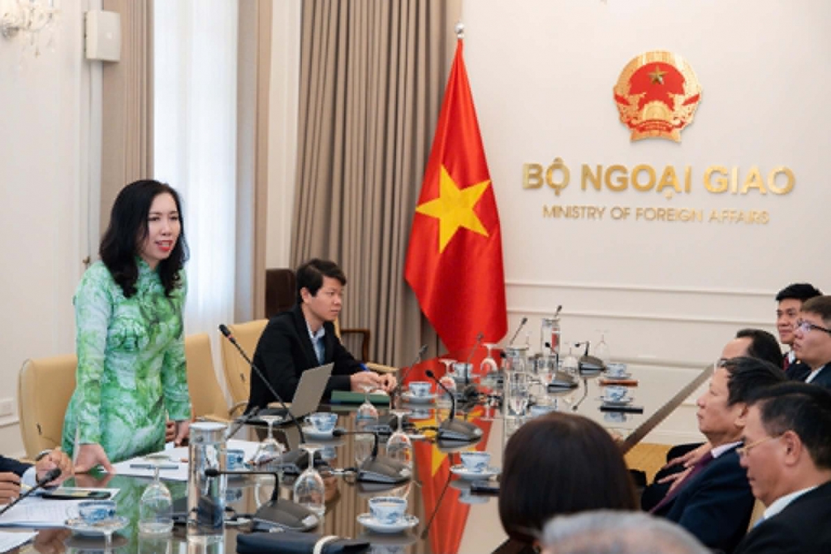 Thứ trưởng Bộ Ngoại giao Lê Thị Thu Hằng phát biểu tại cuộc gặp