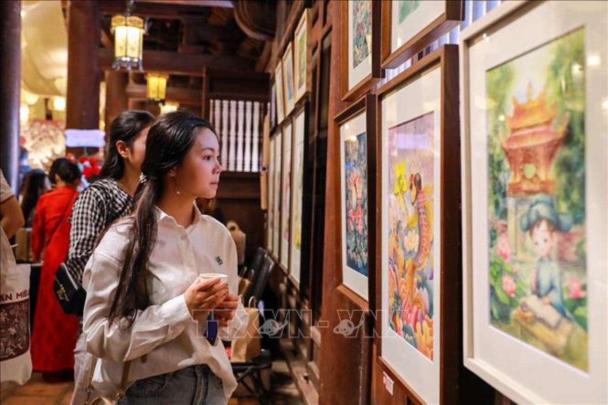 The exhibition draws many young visitors. (Photo: VNA/Khanh Hoa) 