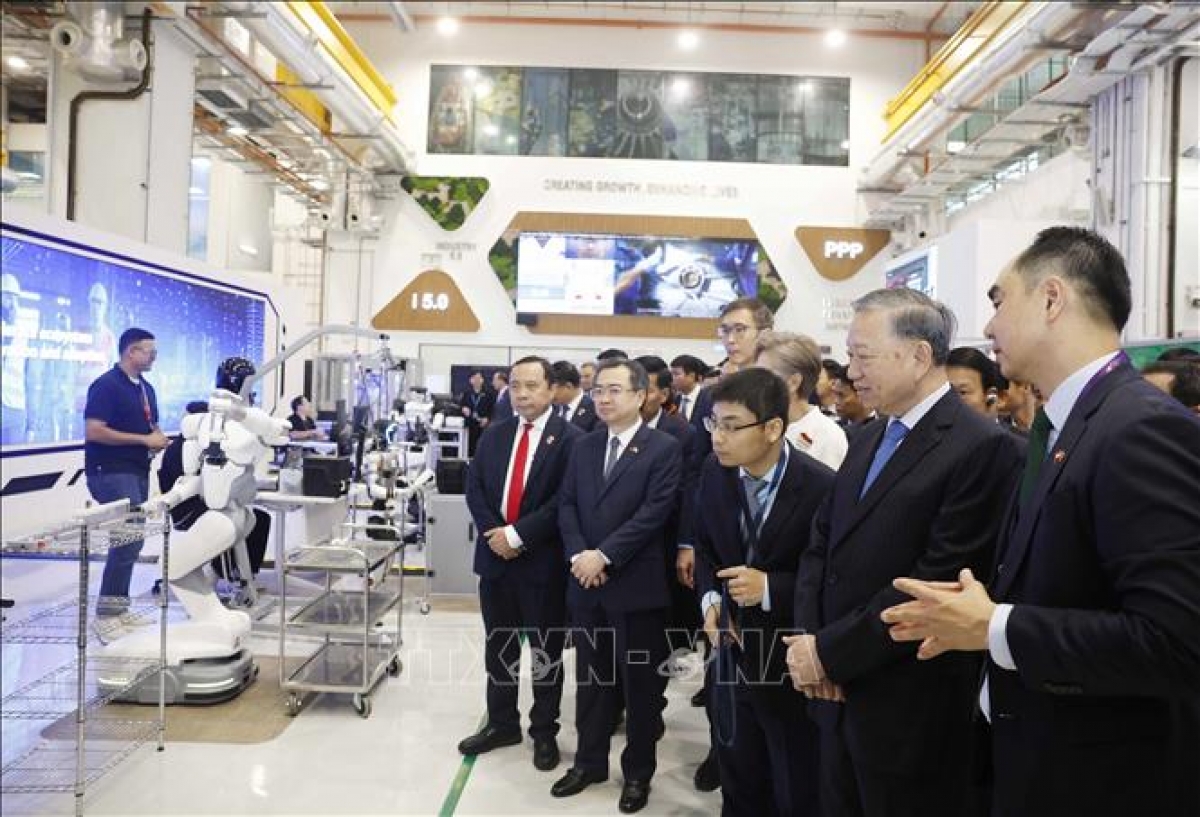 Party General Secretary and State President To Lamn visits the A*STAR Model Factory in Singapore on May 30, 2026 as part of his State visit to the city state. (Photo: VNA)