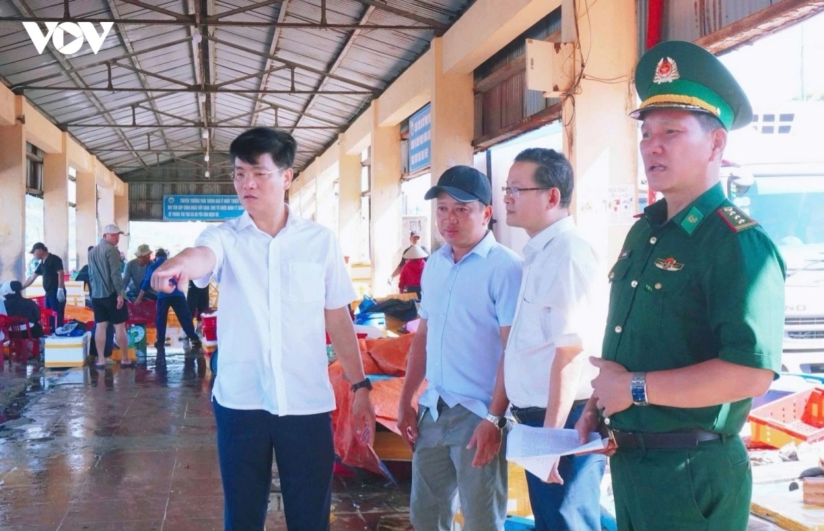 Ông Đỗ Tâm Hiển, Phó Chủ tịch UBND tỉnh Quảng Ngãi (áo trắng, bìa trái) và các ngành chức năng kiểm tra chống khai thác IUU tại cảng cá Sa Huỳnh. Ảnh: VOV