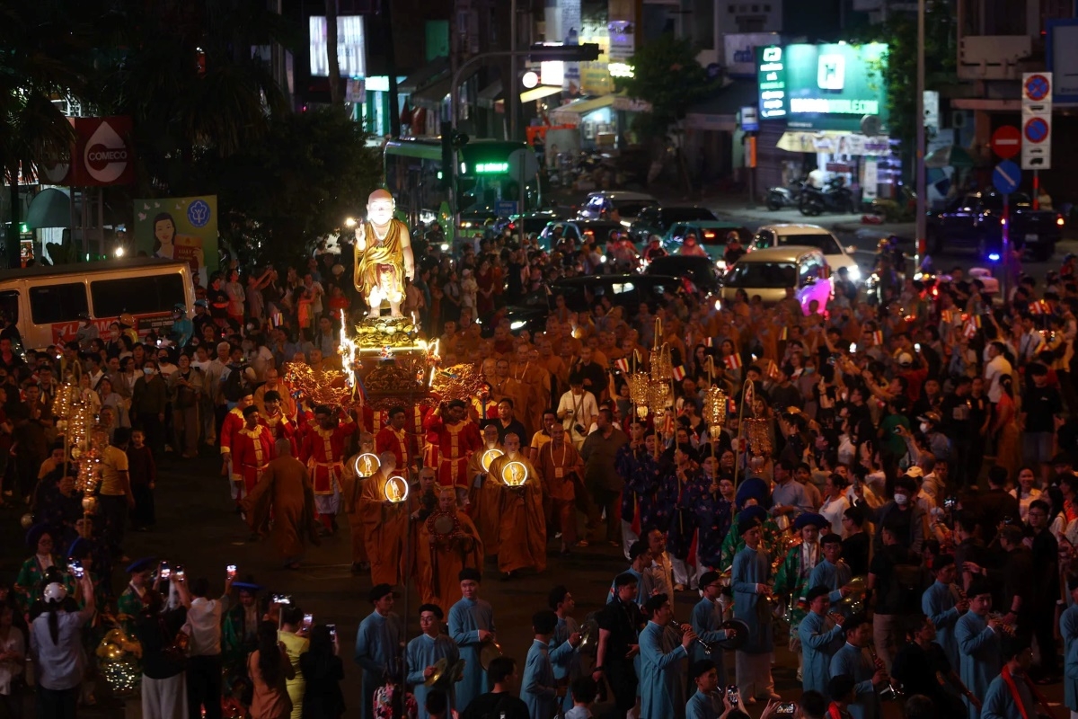 Procession de la statue du Bouddha nouveau-né et défilé de chars fleuris célébrant le Vesak de l'année 2570 du calendrier bouddhique à Hô Chi Minh-ville. Photo: danviet.vn