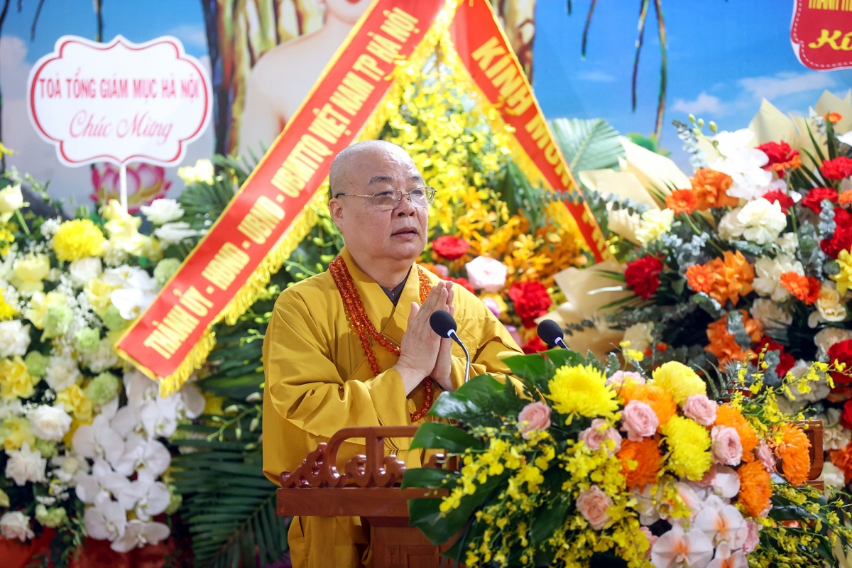 Le vénérable Thich Thanh Nhiêu donne lecture du message adressé aux moines, moniales et fidèles bouddhistes par le patriarche suprême de l'Église bouddhique du Vietnam, le vénérable Thich Tri Quang. Photo: VNA