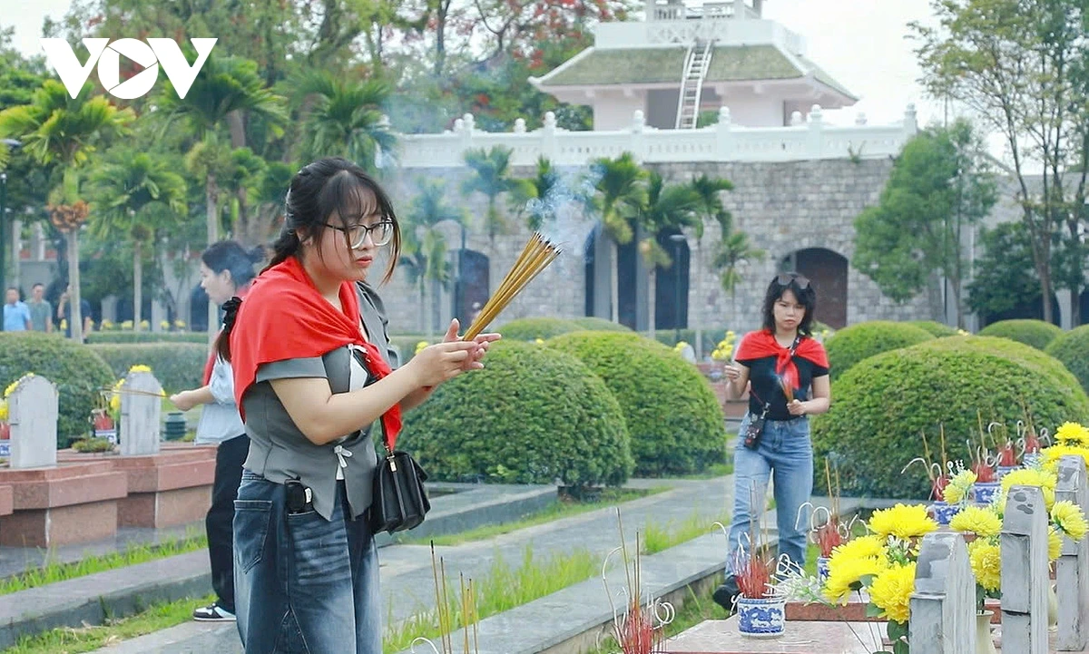 Những hàng mộ liệt sĩ nằm lặng dưới chân các ngọn đồi lịch sử, giữa sắc đỏ của cờ Tổ quốc, khiến không gian Điện Biên càng thêm thiêng liêng, xúc động.
