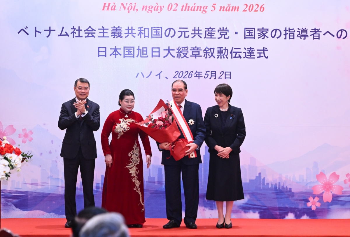 高市早苗首相、旭日大綬章を授与。レ・ミン・フン首相、ノン・ドゥック・マイン元書記長に祝花贈呈（写真：Lại Hoa/VOV）