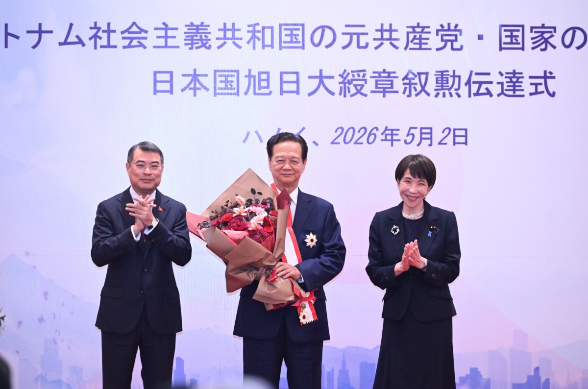 高市早苗首相、旭日大綬章を授与。レ・ミン・フン首相、グエン・タン・ズン元首相に祝花贈呈（写真：Lại Hoa/VOV）