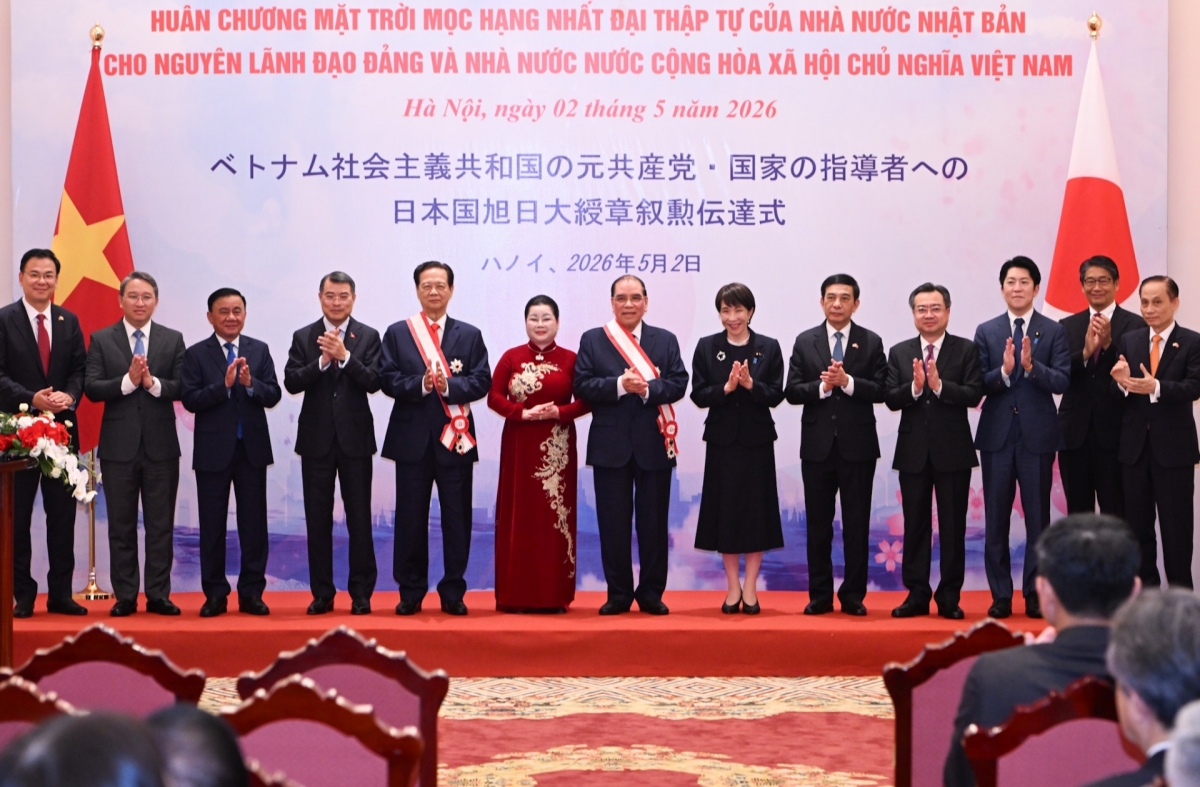 レ・ミン・フン首相と高市早苗首相、代表団とともに記念撮影（写真：Lại Hoa/VOV）