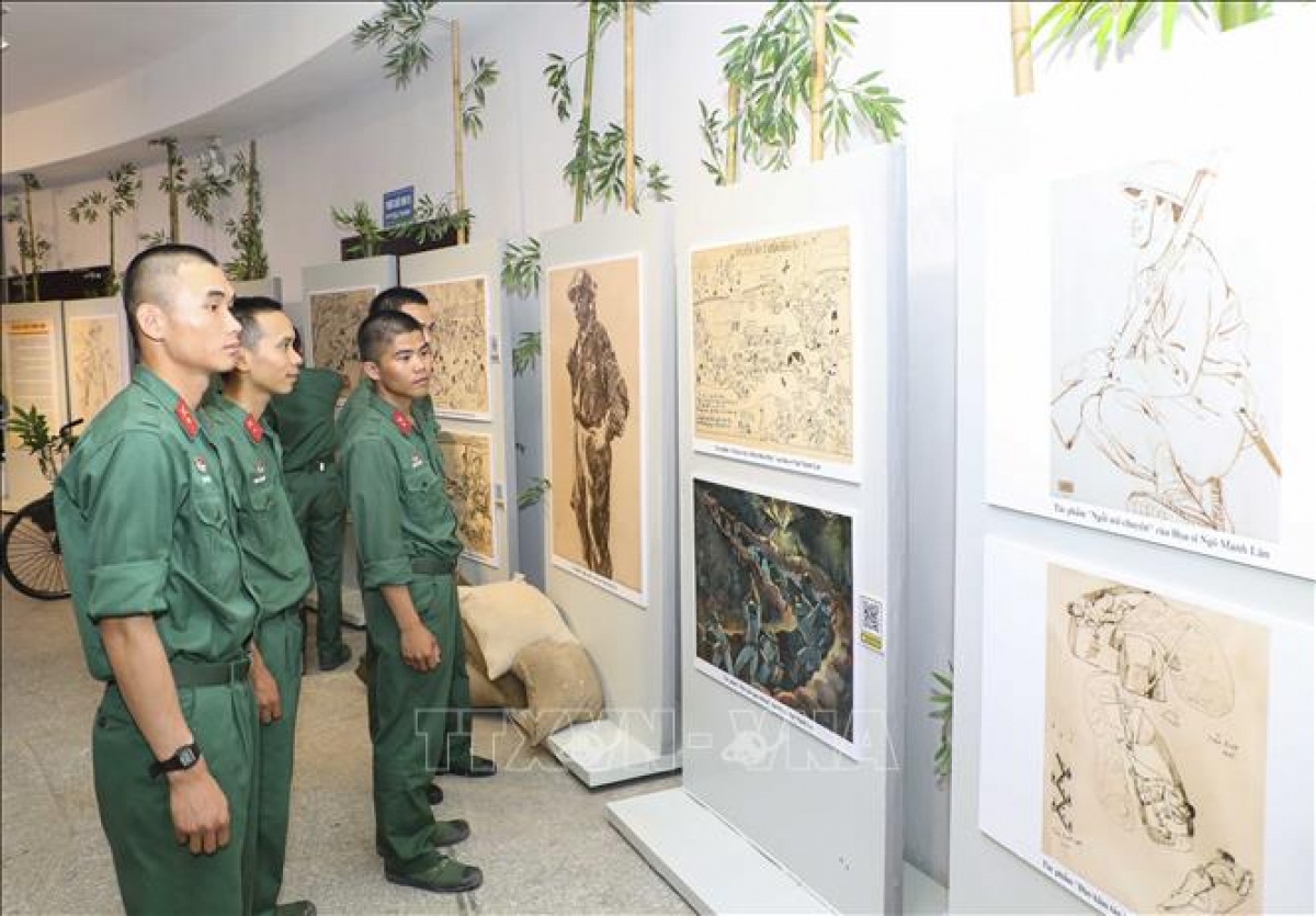 Soldados visitan la exposición. Foto: baotintuc.vn