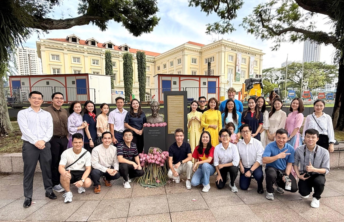 Ban Liên lạc Cộng đồng người Việt tại Singapore dâng hoa sen kỷ niệm sinh nhật Chủ tịch Hồ Chí Minh.