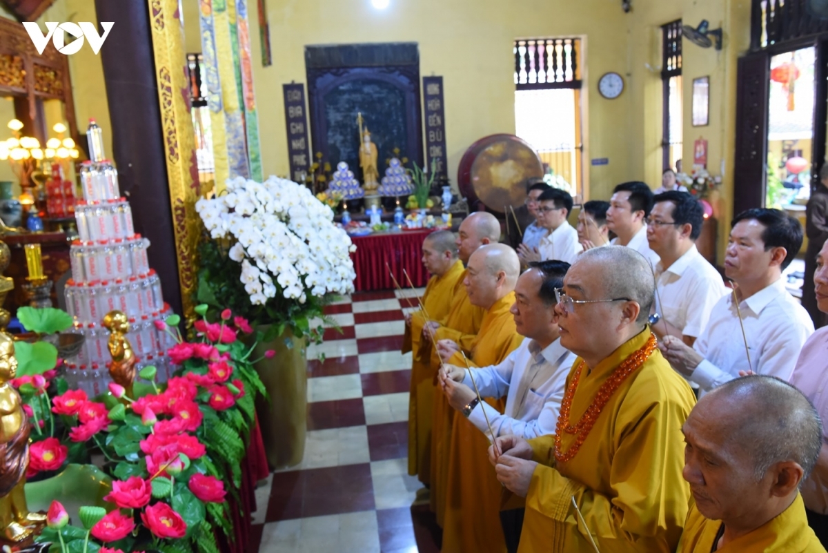 Trưởng lão Hòa thượng Thích Thanh Nhiễu và Trưởng Ban Tuyên giáo và Dân vận Trung ương Trịnh Văn Quyết cùng các vị đại biểu thực hiện nghi lễ thắp hương tại Ban Tam bảo chùa Quán Sứ, cầu quốc thái dân an.
