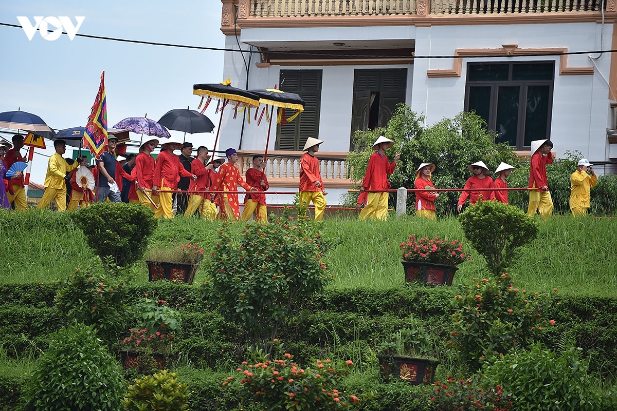Sau khi dẹp tan quân giặc, ngài về núi Sóc rồi cưỡi ngựa bay lên trời. Ngài Gióng được nhân dân phong thánh và trở thành một trong Tứ Bất Tử của người Việt với danh hiệu Phù Đổng Thiên Vương, vị Thánh chuyên bảo vệ hòa bình cho đất nước, thịnh vượng cho muôn dân.