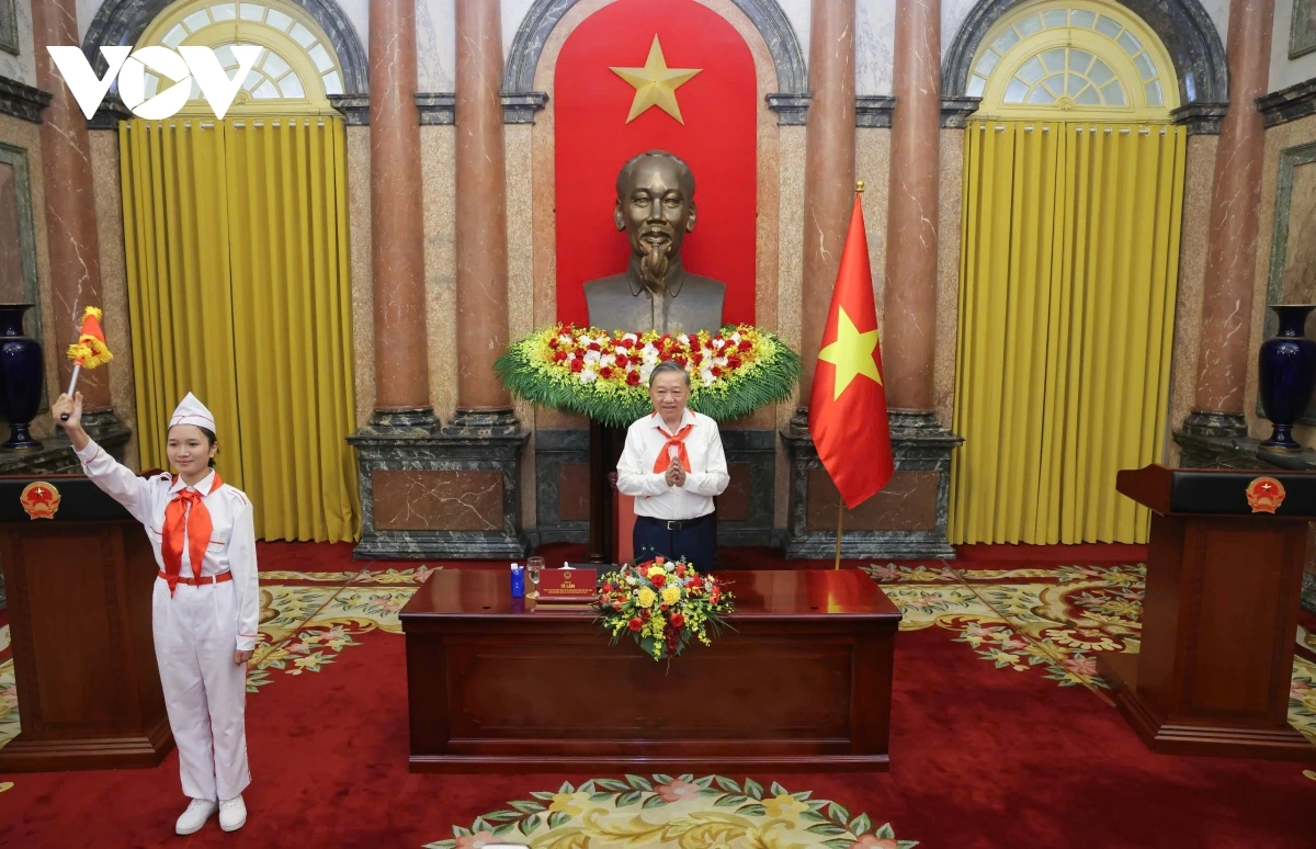 Tổng Bí thư, Chủ tịch nước Tô Lâm chào mừng 85 đội viên tiêu biểu.