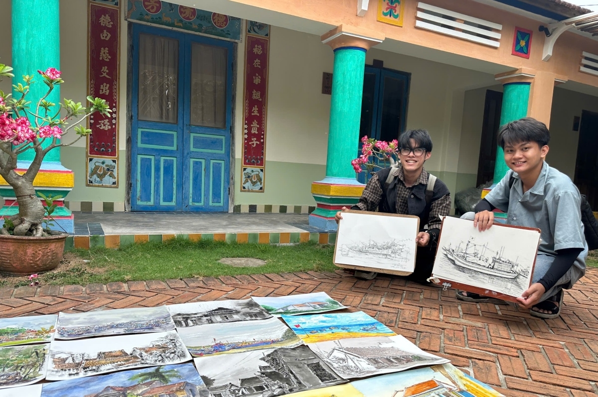 Los jóvenes participan con entusiasmo en el proyecto de recuperación del patrimonio de la aldea Lo. Foto: Le Biet/VOV