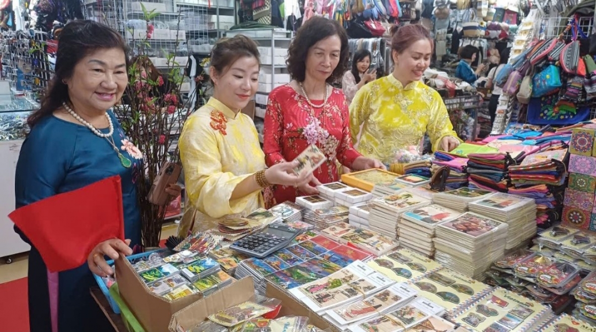 Visitors shop at Dong Xuan Market. (Photo: Ngoc Anh/VOV5)