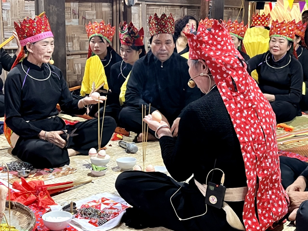 黄氏圆艺人举行驱邪仪式