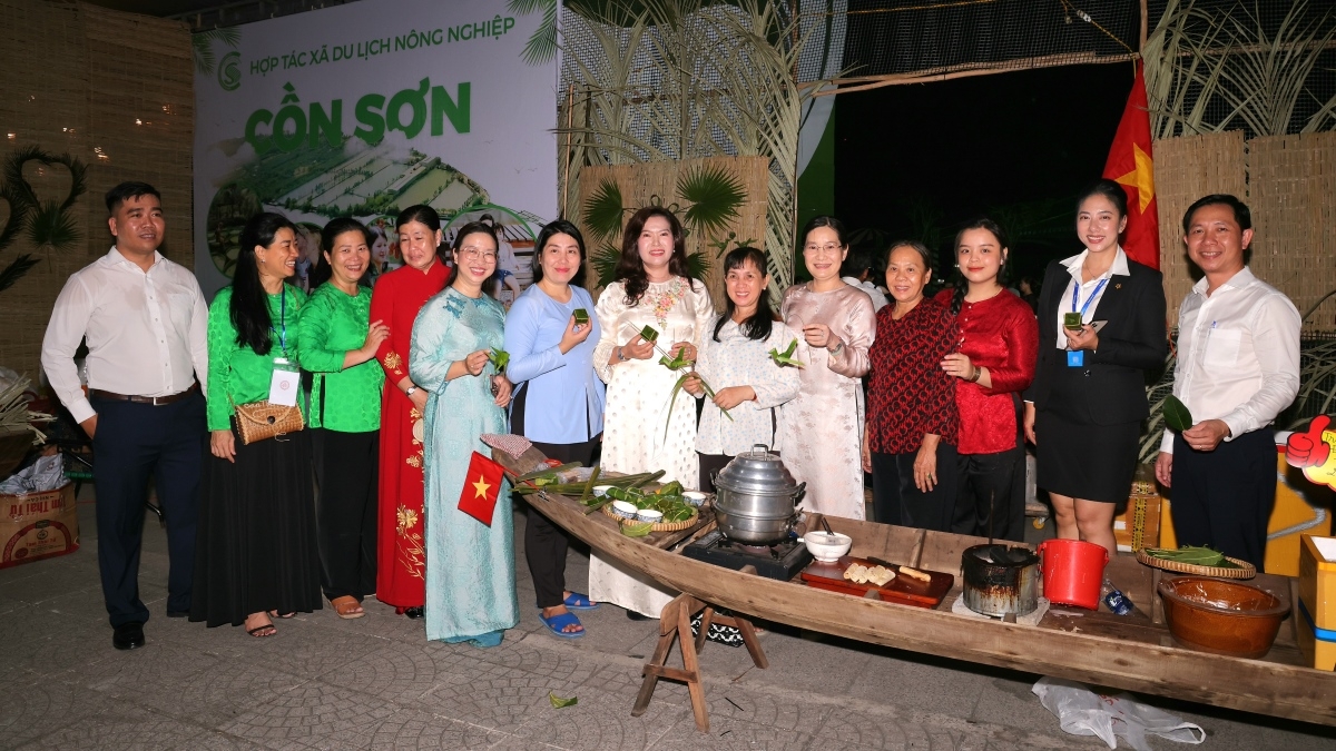 Plus de 300 stands au 13ᵉ Festival des banh traditionnels du Sud. Photo: VOV