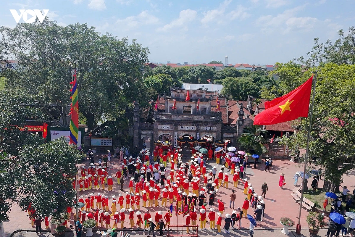 Để tưởng nhớ công ơn của ngài, người dân lập đền, thờ phụng và mở hội hằng năm tại đền Phù Đổng và đền Sóc.